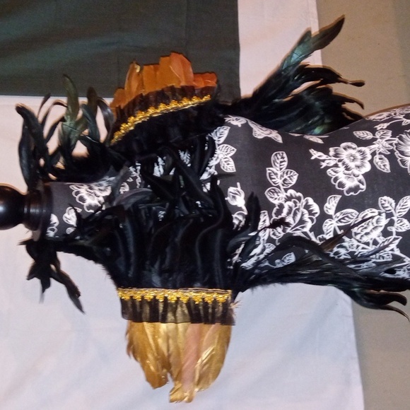 Georgous Feather Neck Piece - Picture 3 of 11